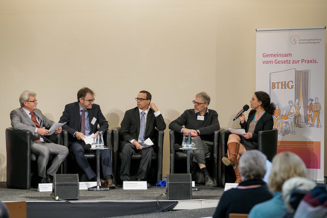 Das Bild zeigt die Moderatoren der Foren im Gespräch mit Dr. Julia Kropf: von links Prof. Dr. Johannes Schädler, Robert Richard, Daniel Heinisch und Andreas Krampe.
