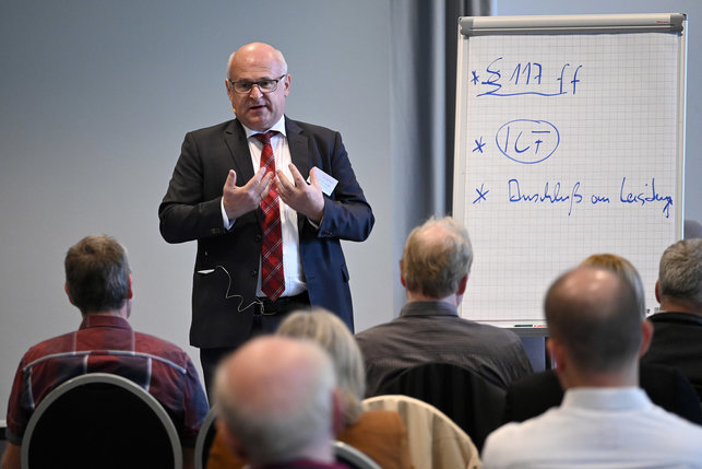 Das Foto zeigt Thomas Schmitt-Schäfer, den Moderator der Diskussionsstation Bedarfsermittlung und ICF, vor Publikum.
