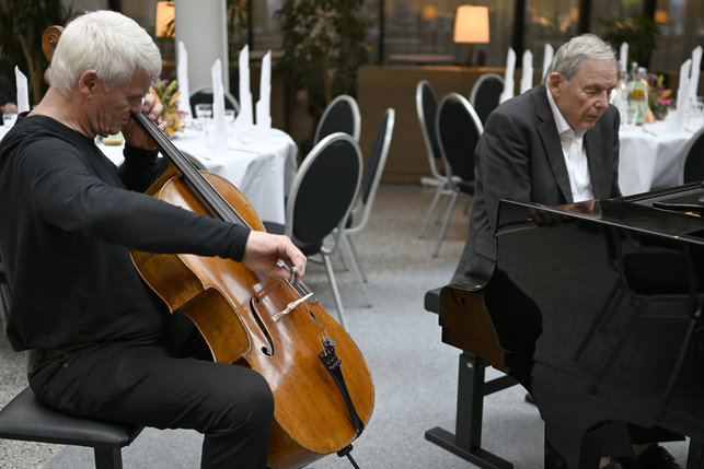 Das Foto zeigt das Berliner Invalidenorchester - den Pianisten Reinhard Walter und den Cellisten Jens Naumilkat beim gemeinsamen Musizieren im Restaurant des Veranstaltungsorts.
