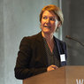 Nora Schmidt, Geschäftsführerin des Projektträgers Deutscher Verein für öffentliche und private Fürsorge e.V., gab den Teilnehmenden eine kurze Einführung in das Projekt und die Zielsetzung der Veranstaltung.