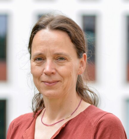 Porträtfoto von Prof. Dr. Katja Nebe, Inhaberin des Lehrstuhls für Bürgerliches Recht, Arbeitsrecht, Recht der sozialen Sicherheit der Universität Halle-Wittenberg