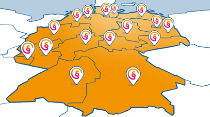 Das Bild ist eine Illustration in Schwarz-Weiß mit einzelnen in Farbe hervorgehobenen Elementen. Die Illustration zeigt eine Deutschlandkarte, auf der die Bundesländer markiert sind. In den einzelnen Bundesländern sind Markierungen ähnlich Google Maps Markern gesetzt, in denen das Projektlogo steht.
