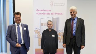 Das Foto zeigt von links nach rechts Jürgen Dusel, Dr. Irme Stetter-Karp und Staatssekretär Dr. Rolf Schmachtenberg.