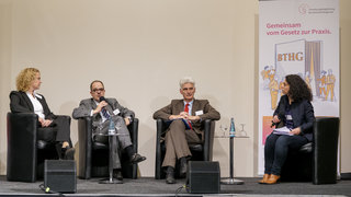 Das Bild zeigt von links nach rechts Frau Bastians, Herrn Ranft, Herrn Schmachtenberg und die Moderatorin Frau Dr. Kopf als Gesprächsrunde in Sesseln auf der Bühne sitzend.