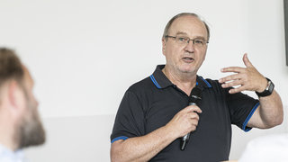 Das Foto zeigt Rainer Sobota auf einer Diskussionsveranstaltung