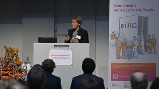 Vorstellung des Projekts Umsetzungsbegleitung BTHG durch Nora Schmidt (Geschäftsführerin des Deutschen Vereins für öffentliche und private Fürsorge e.V.)